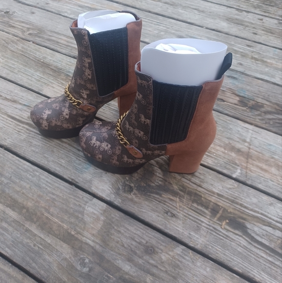 Coach Chelsea Platform Booties W/ Horse & Carriage Print - Picture 3 of 12